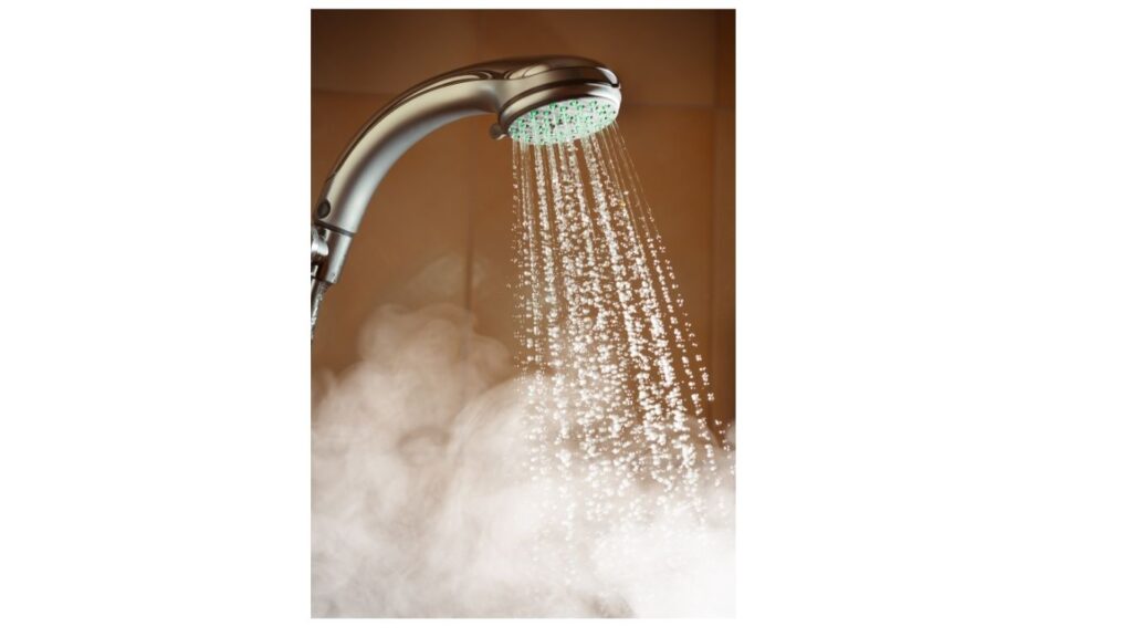 Proud sprchy a pára okolo.