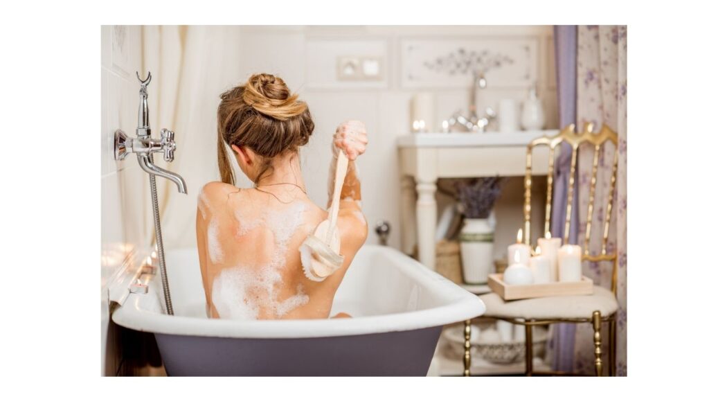 žena se koupe ve vaně